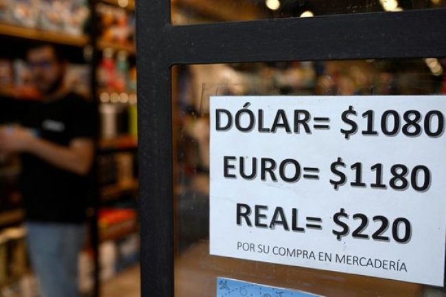 FOTO: Argentina Sengaja Pangkas Kurs Peso 50 Persen Atasi Krisis