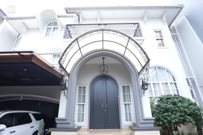 7 Potret Rumah Baru Kiky Saputri dan Suami, Megah Klasik Seperti Istana