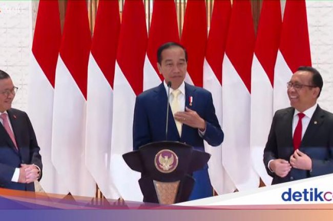 Momen Tak Biasa Jokowi Pakai Dasi Kuning