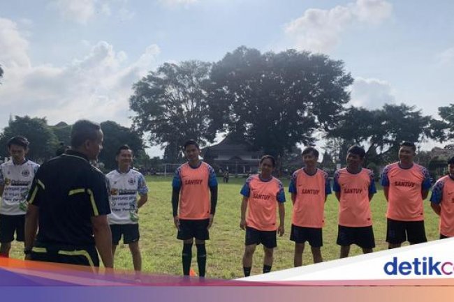 Pakai Baju 'Santuy', Kaesang Main Bola Bareng Milenial di Alun-alun Wonosobo
