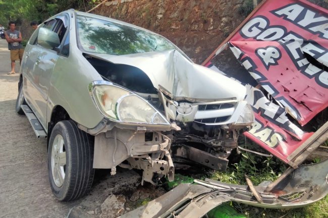 Mobil Inova Oleng Tabrak Papan Reklame Hingga Ringsek