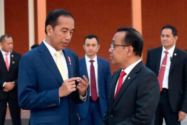 Jokowi Ngaku Nyaman Pakai Dasi Kuning, Hasto PDIP Bilang Ini