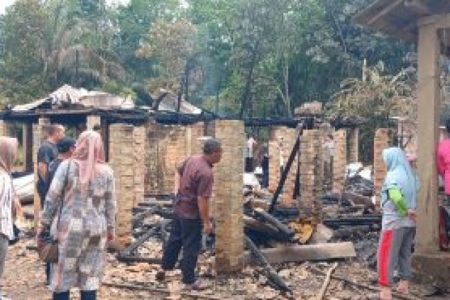 Kunjungi 2 Rumah Terbakar di Gunung Kemala, Hj Linda Arlan Berikan Bantuan