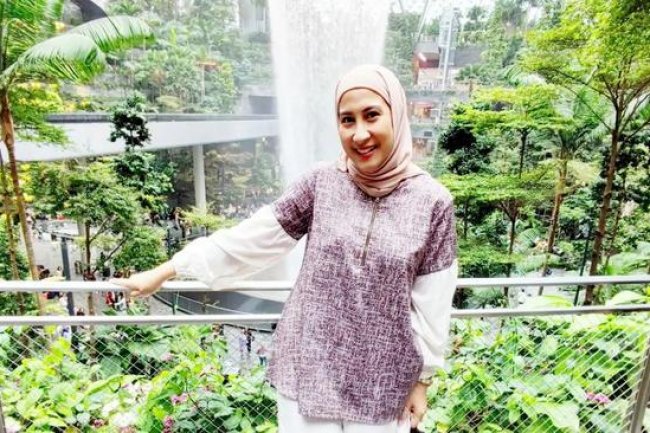 7 Potret Terkini Nia AFI, Sibuk Asuh Anak Sambil Jadi Tutor Make Up Class