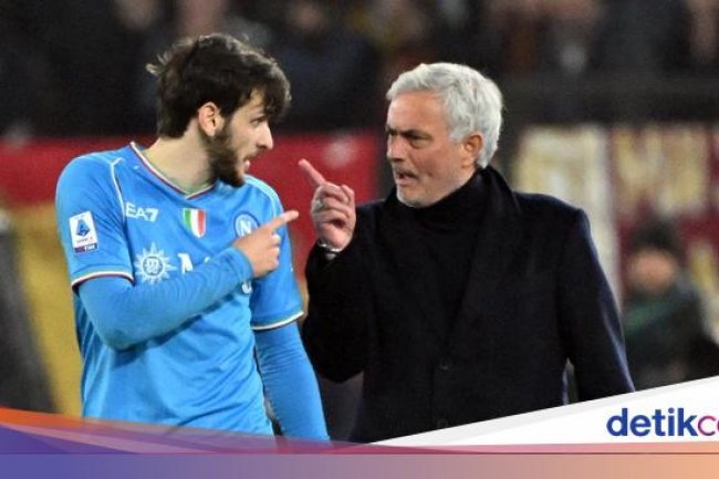 Momen Panas Roma Vs Napoli: Mourinho sampai 'Adu Kepala' sama Khvicha