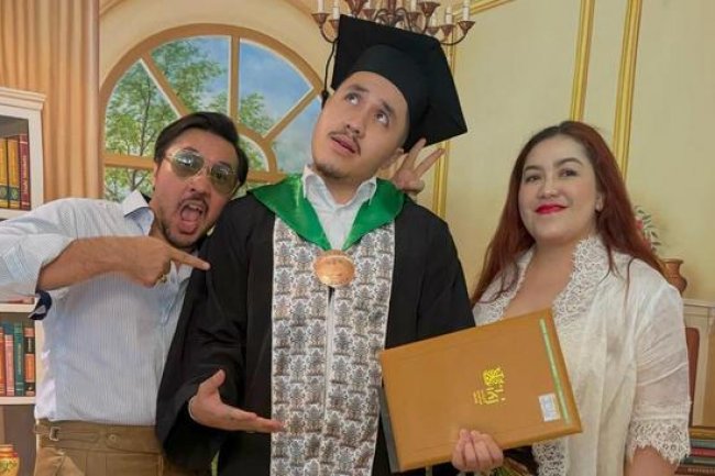 7 Potret Gaya David Bayu dan Istri Hadiri Wisuda Putranya yang Lulus dari IKJ