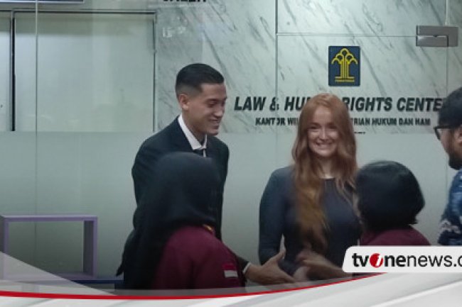 Jay Idzes Gandeng Perempuan Cantik Ini saat Ambil Sumpah Jadi WNI
