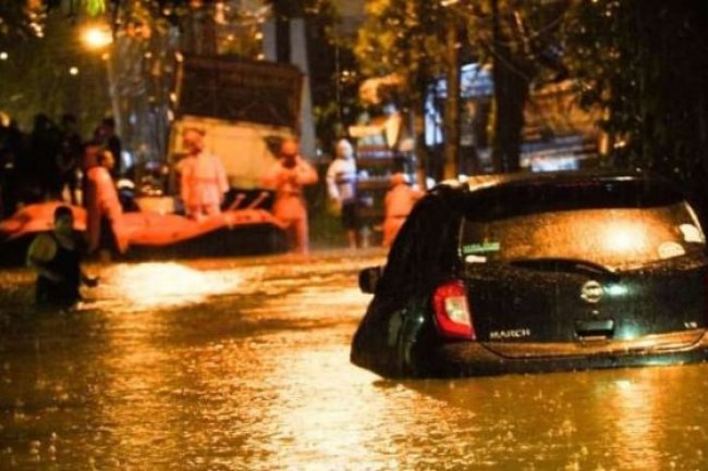 Jangan Buru-buru Pindahkan Mobil saat Terendam Banjir