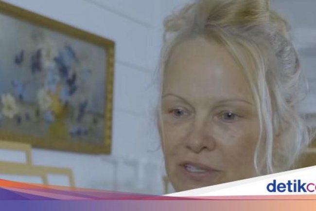 7 Potret Pamela Anderson Tampil Tanpa Makeup & Pamer Uban di Iklan Deterjen