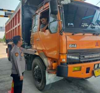 Polsek KSKP Banten Polres Cilegon Pengecekan Muatan Kendaraan Di Pelabuhan