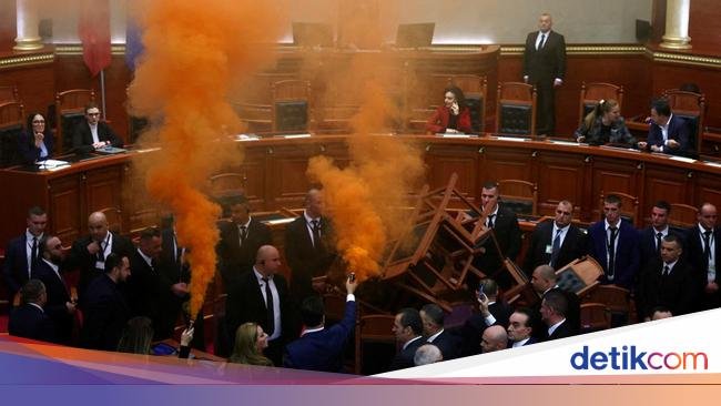 Lagi, Bom Asap Kembali Warnai Sidang Parlemen Albania