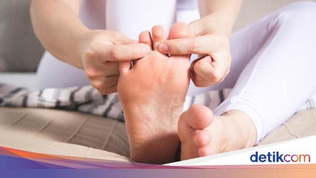 Telapak Kaki Seperti Tertusuk saat Bangun Tidur, Apa Penyebabnya Dok?