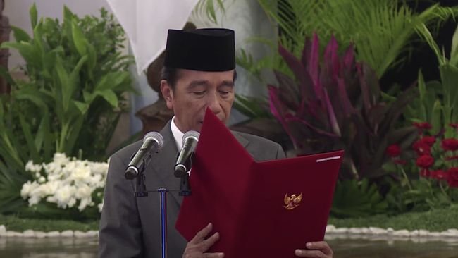 Sah! Jokowi Lantik Ridwan Mansyur Sebagai Hakim MK yang Baru