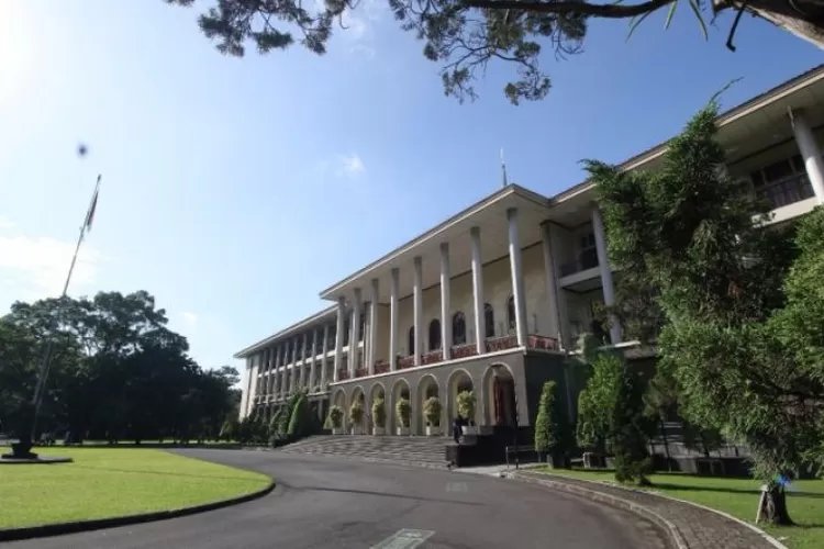 11 Kampus dengan Jurusan Politik dan Hubungan Internasional Terbaik di Indonesia Versi THE WUR by Subject 2024, UGM Nomor Satu