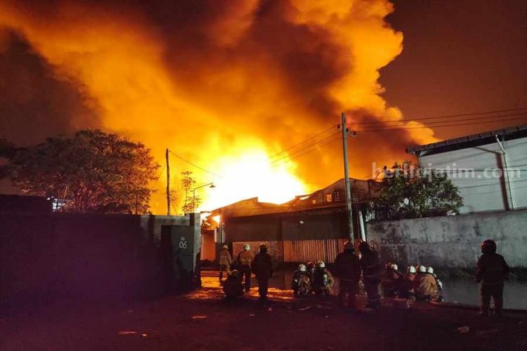 Damkar Surabaya Butuh 7 Jam Padamkan Api di Gudang Tiner