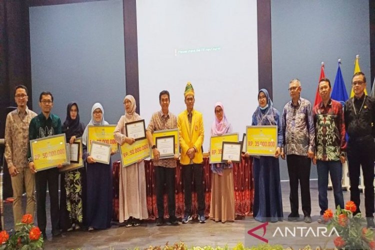 Rektor ULM berikan dana apresiasi Rp50 juta untuk akreditasi internasional - ANTARA News Kalimantan Selatan