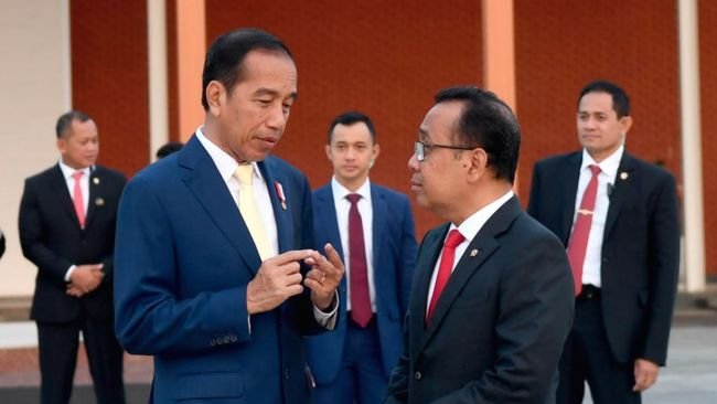 Jokowi Ngaku Nyaman Pakai Dasi Kuning, Hasto PDIP Bilang Ini