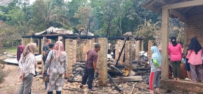 Kunjungi 2 Rumah Terbakar di Gunung Kemala, Hj Linda Arlan Berikan Bantuan