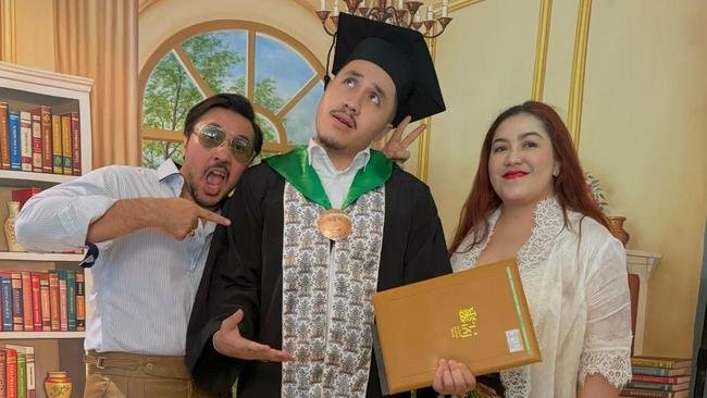 7 Potret Gaya David Bayu dan Istri Hadiri Wisuda Putranya yang Lulus dari IKJ