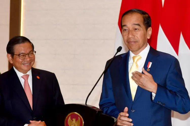 Airlangga Hartarto Beri Isyarat Jokowi dan Gibran Rakabuming Akan Gabung Partai Golkar: Sudah Pakai Dasi Kuning!