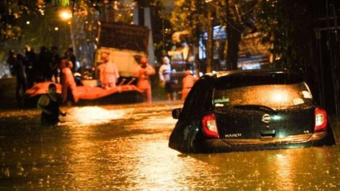 Jangan Buru-buru Pindahkan Mobil saat Terendam Banjir