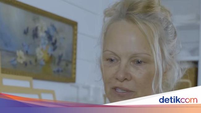 7 Potret Pamela Anderson Tampil Tanpa Makeup & Pamer Uban di Iklan Deterjen