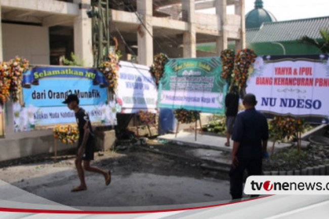 “Jangan Biarkan NU di Tangan Badut” Tulisan Karangan Bunga di Kantor PWNU Jatim Usai Pencopotan KH Marzuki Mustamar