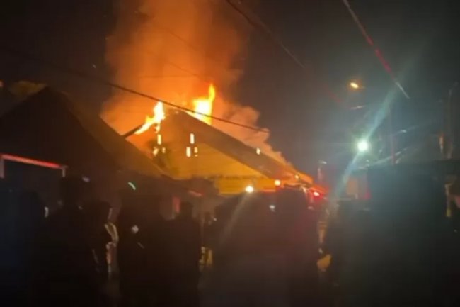 Jelang Malam Pergantian Tahun Baru, Si Jago Merah di Kota Jambi Membara