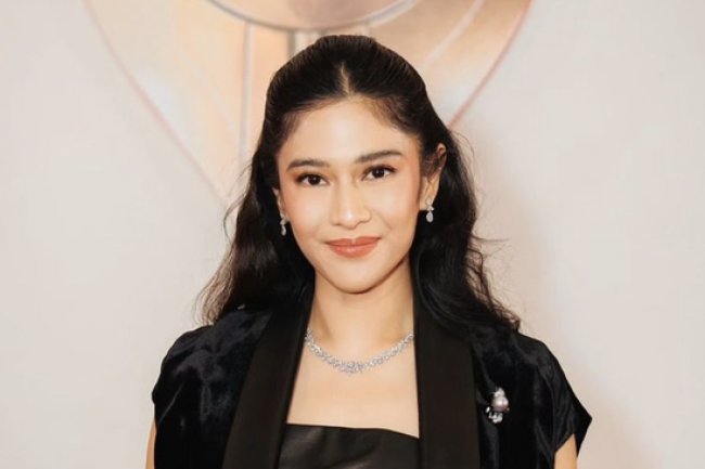 Dian Sastrowardoyo Fokus Tulis Naskah Film, Netizen Salfok Penampilannya Cuma Pakai Kaus
