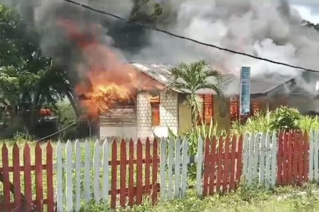 Kampung Karya Bumi Besum Memanas, Massa Bersajam Mengamuk Buntut Warganya Tewas