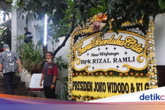 Karangan Bunga dari Jokowi-Kapolri Berjejer di Rumah Duka Rizal Ramli