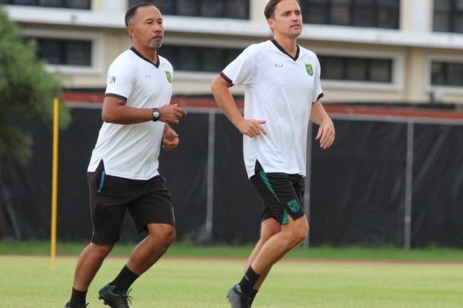 BRI Liga 1: Pimpin Latihan Perdana sebagai Pelatih Anyar, Paul Munster Genjot Feel Para Pemain Persebaya