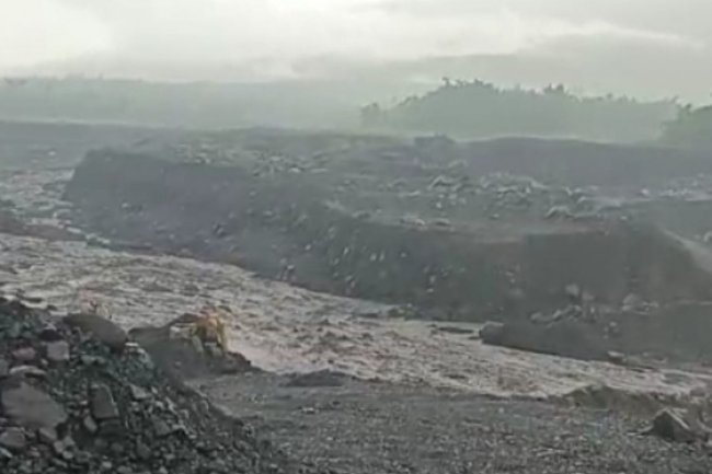 Aliran Sungai Debitnya Naik, Masyarakat Diminta Waspada