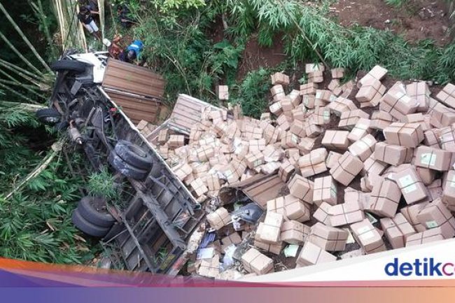 Truk Bermuatan Surat Suara Pemilu Terjun ke Jurang di Jambu Semarang