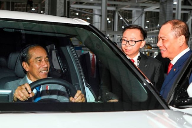 Presiden Jokowi Berkunjung ke Pabrik Mobil Listrik Vinfast