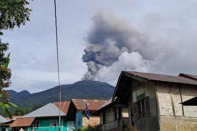 Bandara Internasional Minangkabau Dibuka Usai Ditutup Akibat Erupsi Marapi