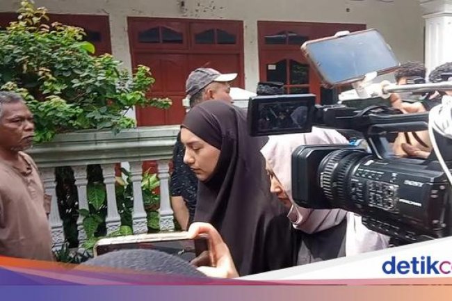 Ekspresi Irish Bella Saat Tiba di Rumah Duka Ayah Ammar Zoni