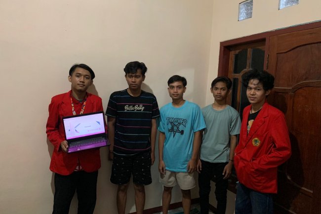 Mahasiswa KKN Untag Surabaya Latih Warga Desa Jatidukuh Dasar Teknologi Informasi