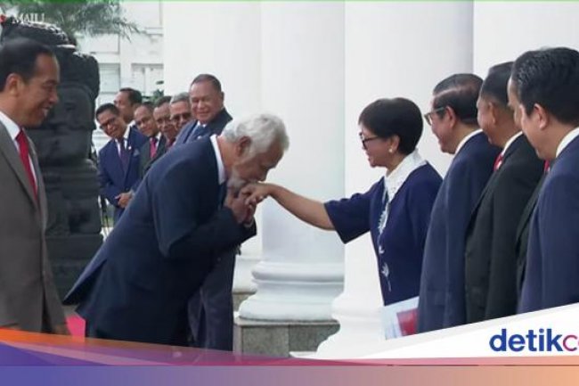 PM Timor Leste Xanana Cium Tangan Menlu Retno Marsudi di Istana Bogor