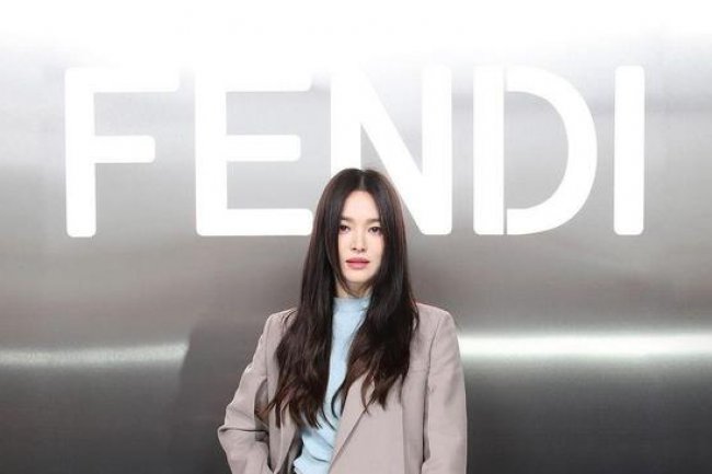 5 Potret Song Hye Kyo Saat Menghadiri Fendi Couture Spring/Summer 2024 Show, Memikat!