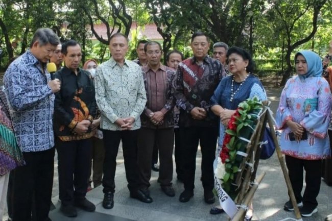Peringati Peristiwa Lengkong ke-78, Iwan Bule Dampingi Hasyim Djojohadikusumo Tabur Bunga di TMP Taruna Tangerang
