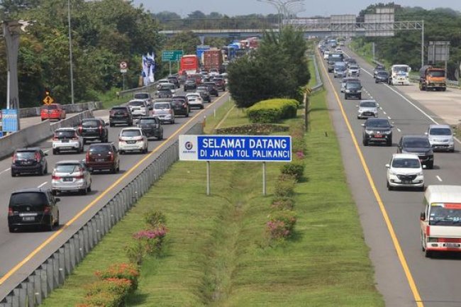 Sikap Sopir Saat Bertemu Mobil Pelan di Lajur Kanan Jalan Tol