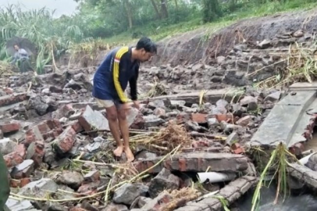 Banjir Sebabkan Tembok Pagar Hotel Roboh Hingga Rumah Warga Terendam
