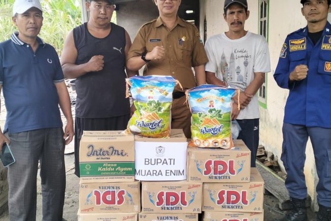 Peristiwa Kebakaran, Plt. Camat Gelumbang Terjun Jinakkan Api Dan Evakuasi Korban Serta Salurkan Bantuan