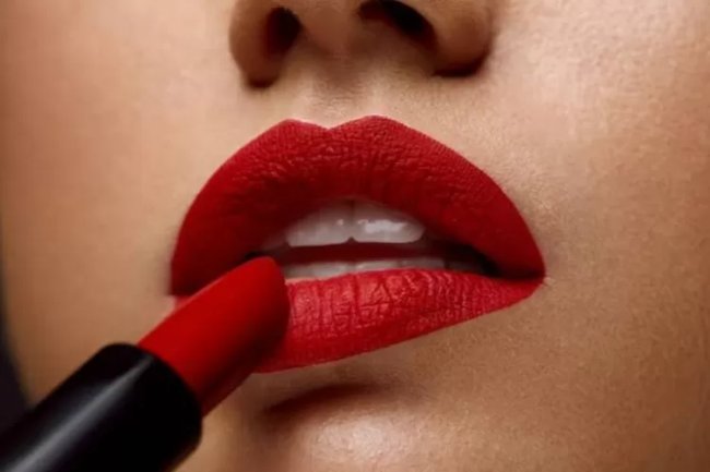 Tips Perawatan, Simak Tanda-tanda Alergi Lisptik dan Cara Mengobatinya