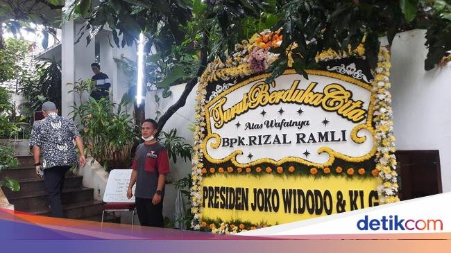 Karangan Bunga dari Jokowi-Kapolri Berjejer di Rumah Duka Rizal Ramli