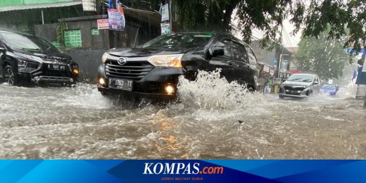 Benarkah Mobil Matik Rentan Rusak Saat Melewati Banjir?