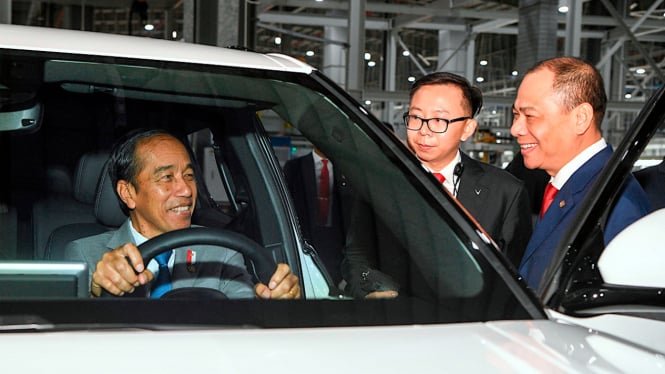 Presiden Jokowi Berkunjung ke Pabrik Mobil Listrik Vinfast