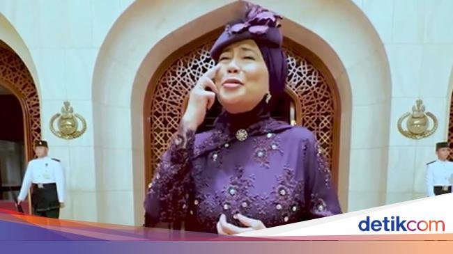 Dewi Yull Nyanyi Sambil Peragakan Bahasa Isyarat di Nikahan Pangeran Mateen