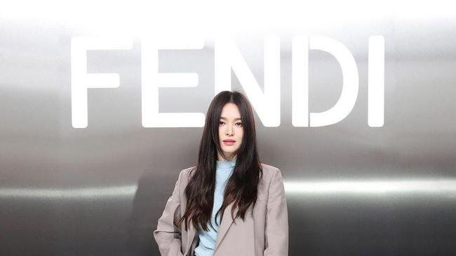 5 Potret Song Hye Kyo Saat Menghadiri Fendi Couture Spring/Summer 2024 Show, Memikat!